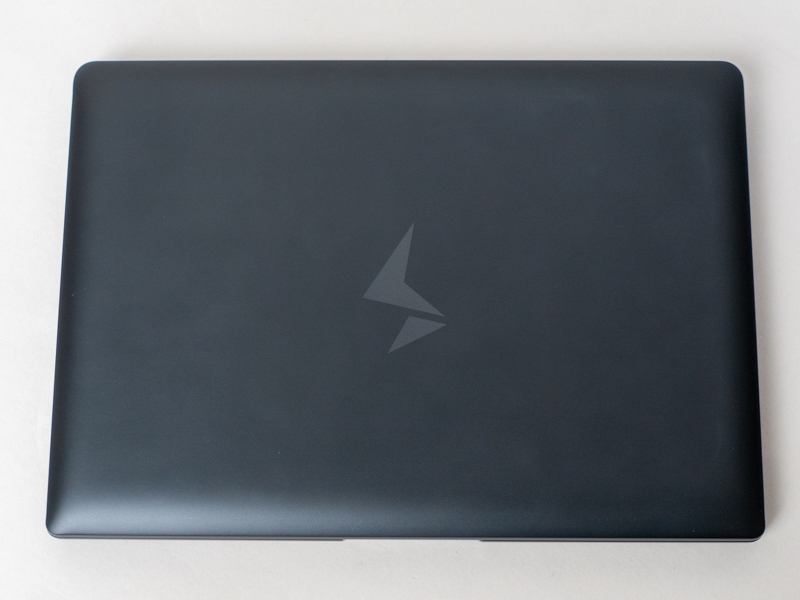 天面。筐体は金属製で質感はよいのだが、指紋がつきやすいのが難点