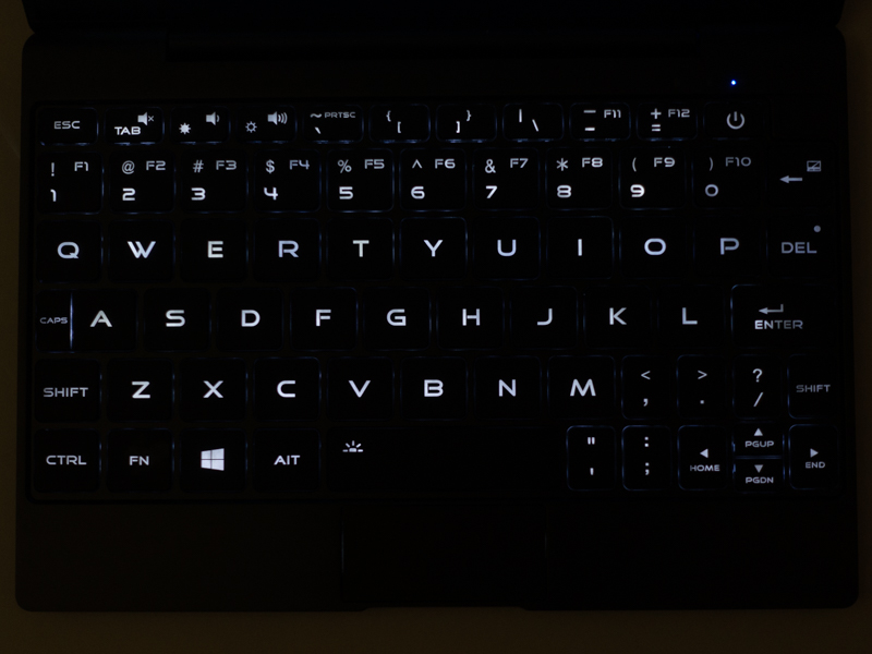 キーボードバックライトも搭載。Fnキー+スペースキーでオン・オフが切り替えられる