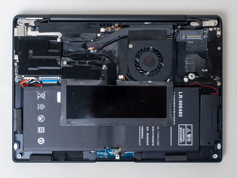 底面カバーを取り外したところ。内部の設計もOneMix3シリーズによく似ている