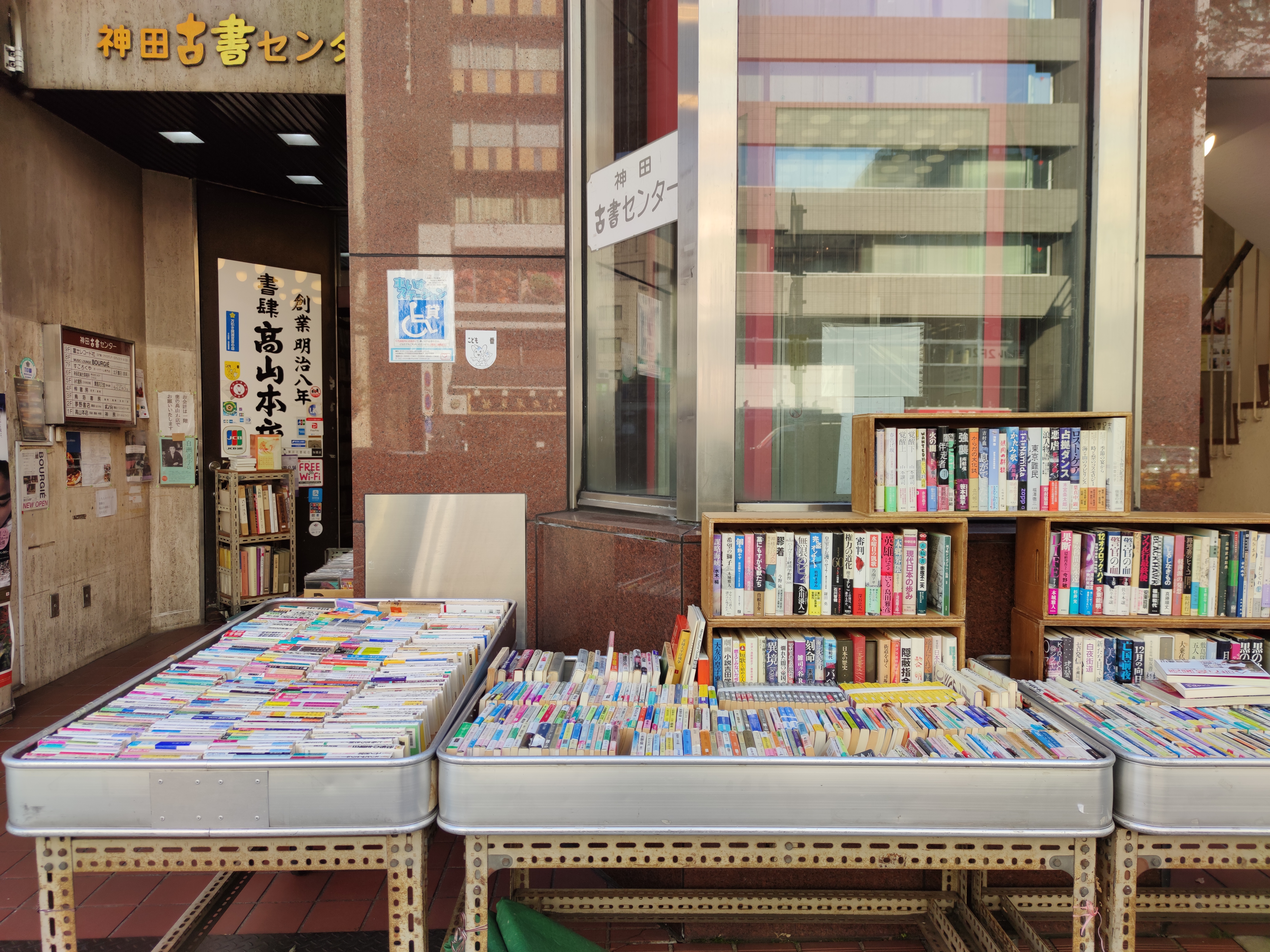 日陰ではMi Note 10のほうが鮮やかな印象。1億800万画素モードは若干緑かぶり。四隅が流れるのはMi Note 10もRX100も同じだ。本の背表紙の文字の可読性は1億800万画素モードのほうが向上するが、RX100や2,700万画素モードと比較して大きくアドバンテージがあるわけではない