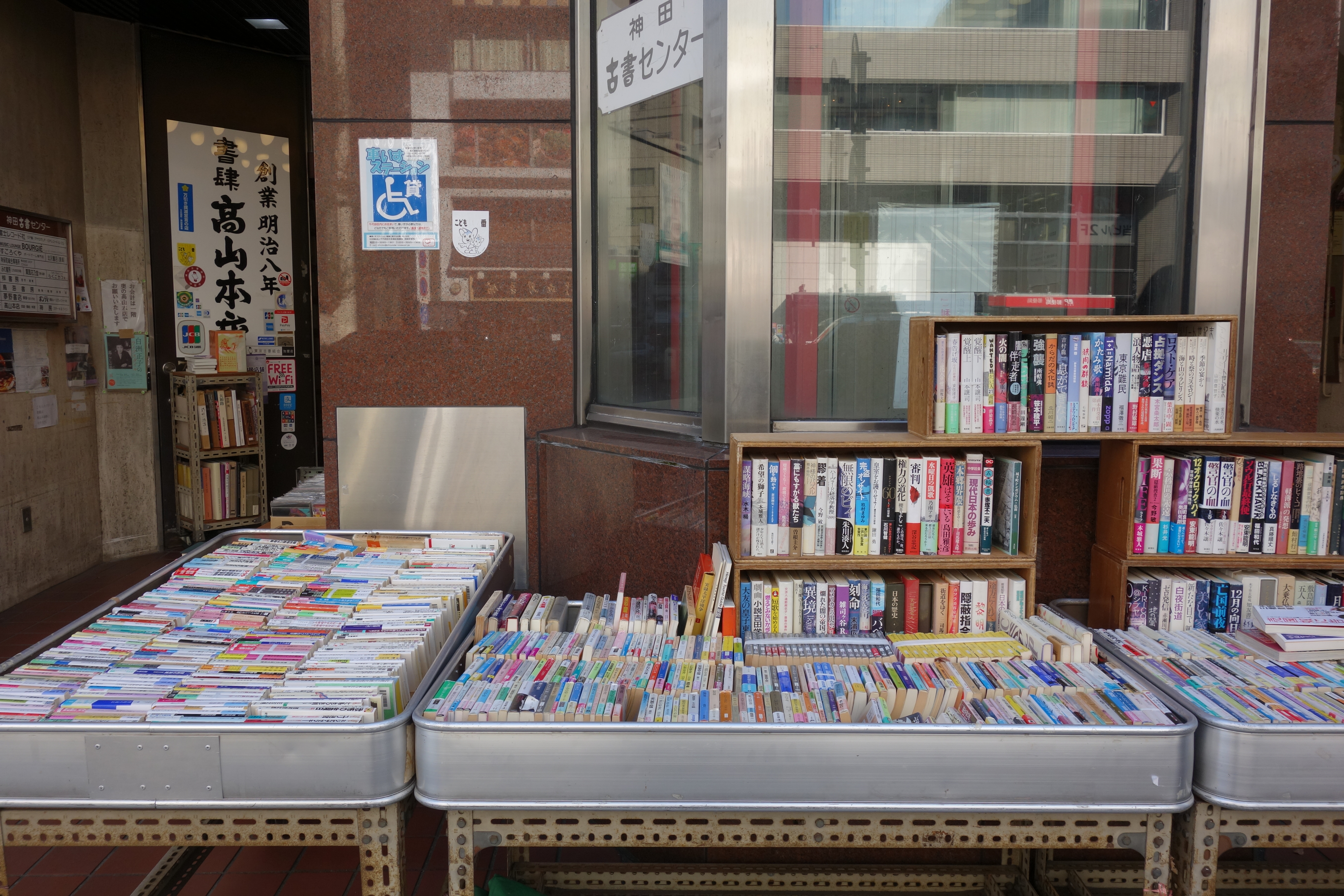 日陰ではMi Note 10のほうが鮮やかな印象。1億800万画素モードは若干緑かぶり。四隅が流れるのはMi Note 10もRX100も同じだ。本の背表紙の文字の可読性は1億800万画素モードのほうが向上するが、RX100や2,700万画素モードと比較して大きくアドバンテージがあるわけではない