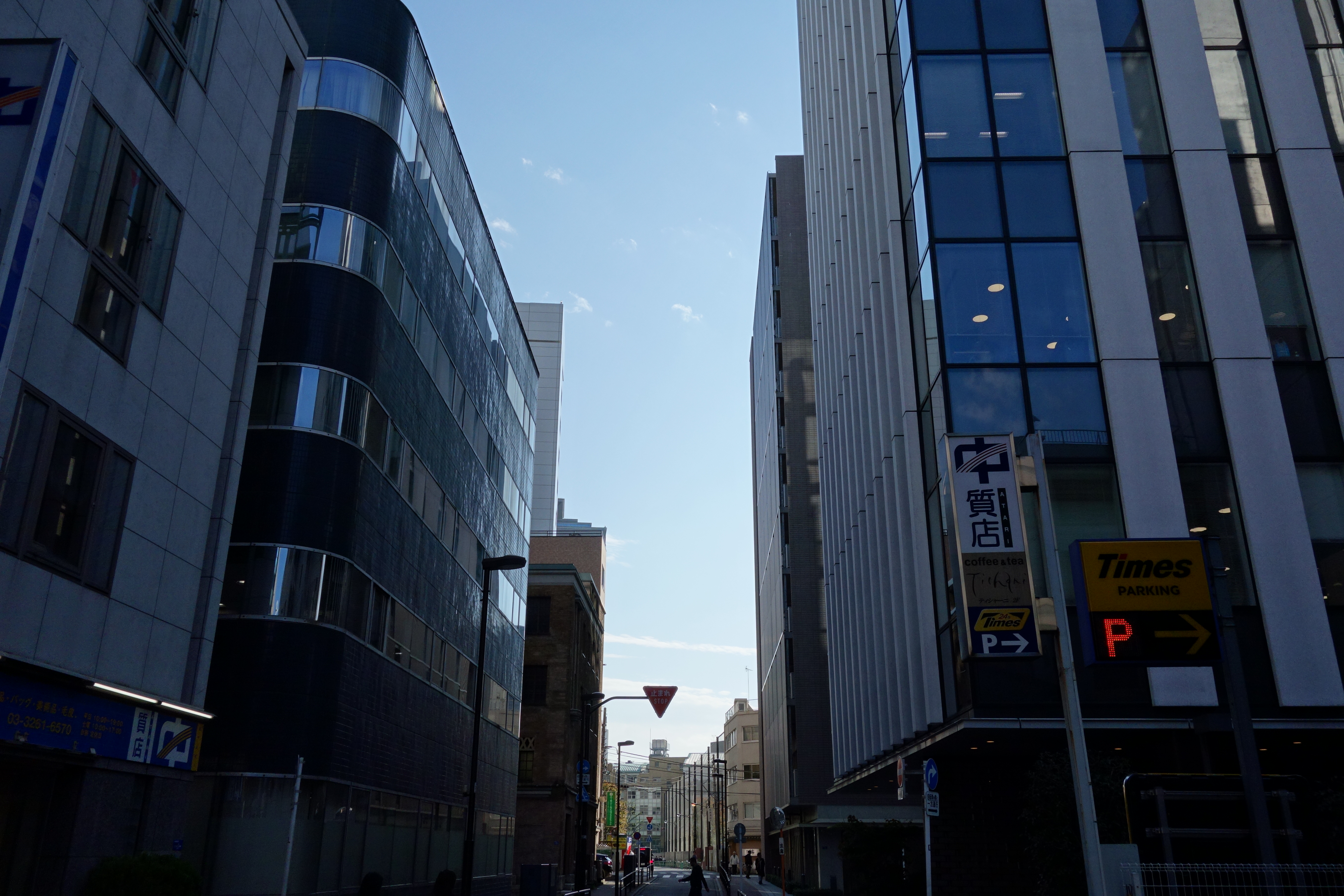 逆光シーンでは、Mi Note 10の2,700万画素モードではHDRが自動でオンになる。そのため黒つぶれやノイズを抑えた明るい写真が撮れるが、動いている自動車の残像が残ってしまった。1億800万画素は暗所がノイジーで、使うなら2,700万画素モードだろう。一方RX100は暗部が暗いが、このあたりはプロセッサの演算能力の違いといったところ