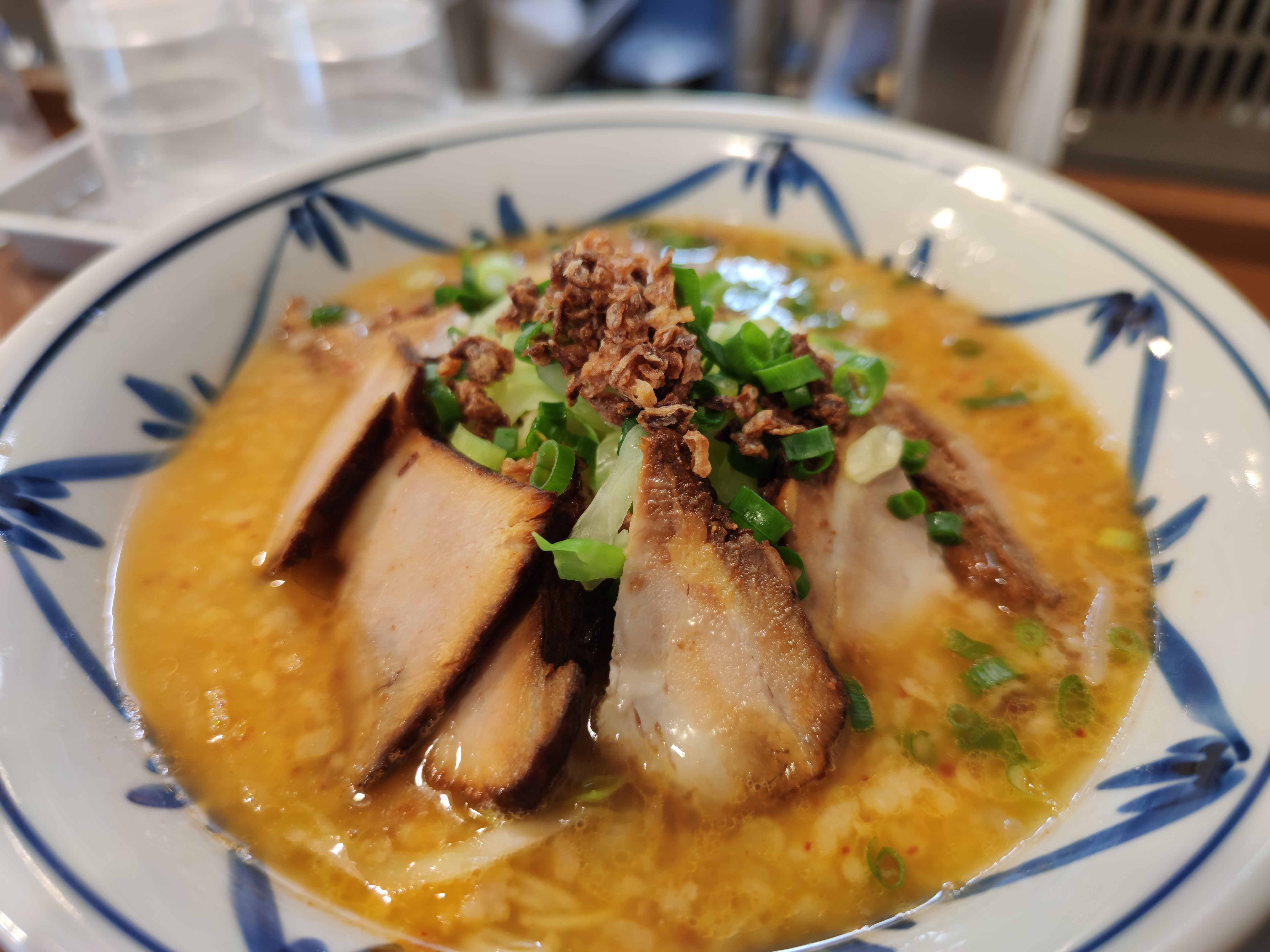 このシーンではRX100が若干アンダー気味。被写界深度が浅く、かなりの部分がボケるので、2,700万画素モードでも1億800万画素モードでも大差はない