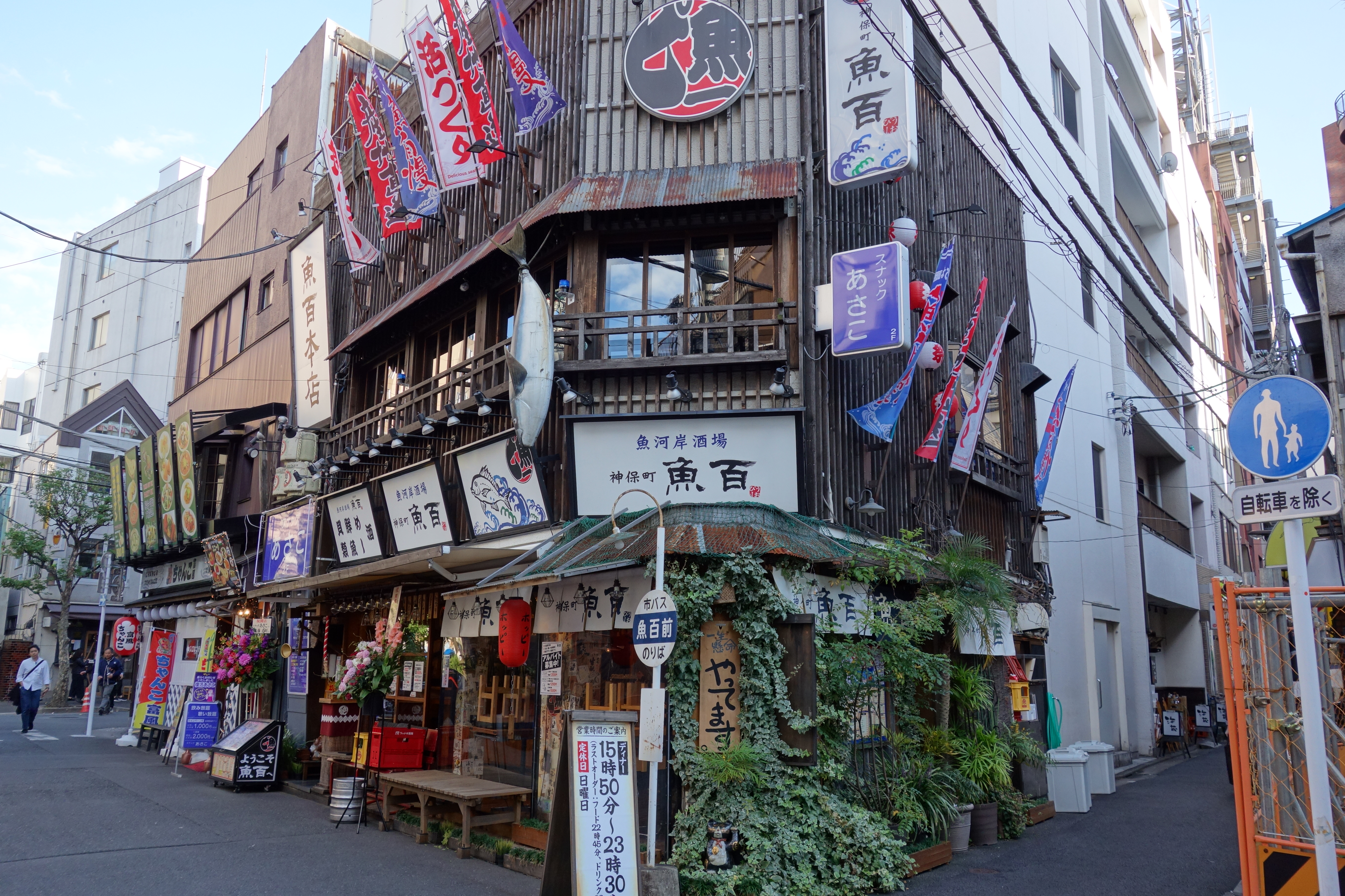 半逆光だとやはりRX100と比較してMi Note 10のほうが白飛びが圧倒的に少ないが、1億800万画素モードでは白い部分のパープルフリンジが気になる。とは言えここまでディテールに富んでいるなら、2,700万画素ではなく1億800万画素で撮るべきだろう