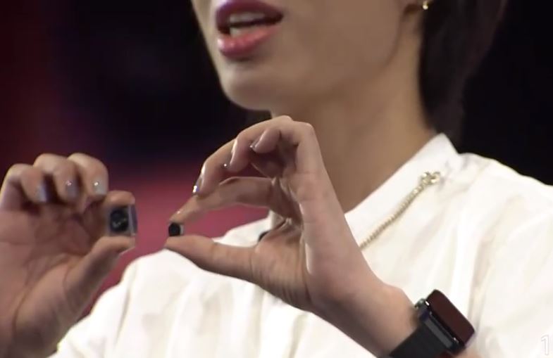 ISOCELL Bright HMX搭載のカメラモジュール(Xiaomiの中国での発表会の公式ストリーミングより)。右の1,300万画素のモジュールと比較にならないほどの大きさだ