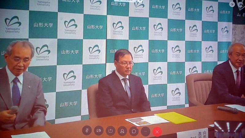 会見は山形市内の山形大学小白川キャンパスで行なわれ、東京・箱崎の日本IBM本社に中継された