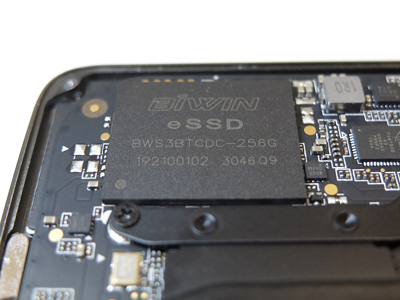 容量256GBのeSSDを搭載する