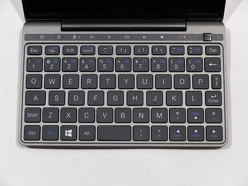 キーボードは英語配列ベースながら半角/全角キーも備える