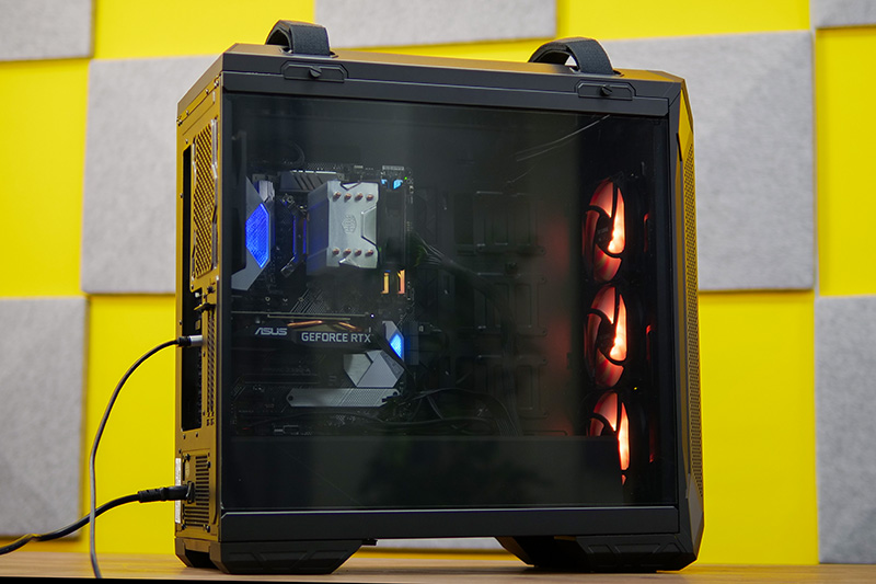 逆側はこのようにガラスで、内部のイルミネーションが見える