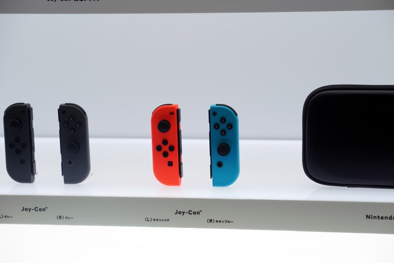 Nintendo Switchのように、機能が対称となっている着脱式コントローラを採用する