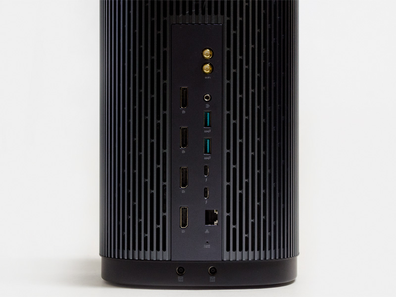 背面拡大Wi-Fi用アンテナ端子、DisplayPort×4、ヘッドフォン出力、USB 3.1×2、Thunderbolt 3×2、Gigabit Ethernet、CMOS Clear。電源入力は左側が180W、右側が230W