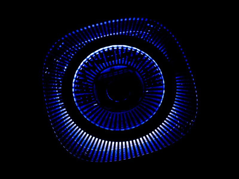 上部(上の蓋を外して光っているところ)。蓋は簡単に外せる仕掛けだ。発色は確認したところではブルー、ホワイト、パープルなど。CPUの負荷によって発色が変わる