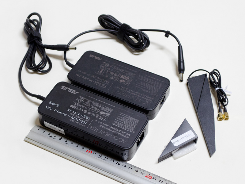 付属のACアダプタとWi-Fiアンテナなど。手前が230W ACアダプタで。サイズ約160×75×30mm(同)、重量630g、出力19.5V/11.8A。後ろが180W。サイズ約157×75×2mm(同)m、重量511g、出力19.5V/9.23A。ACプラグの形状が異なっているのがわかる
