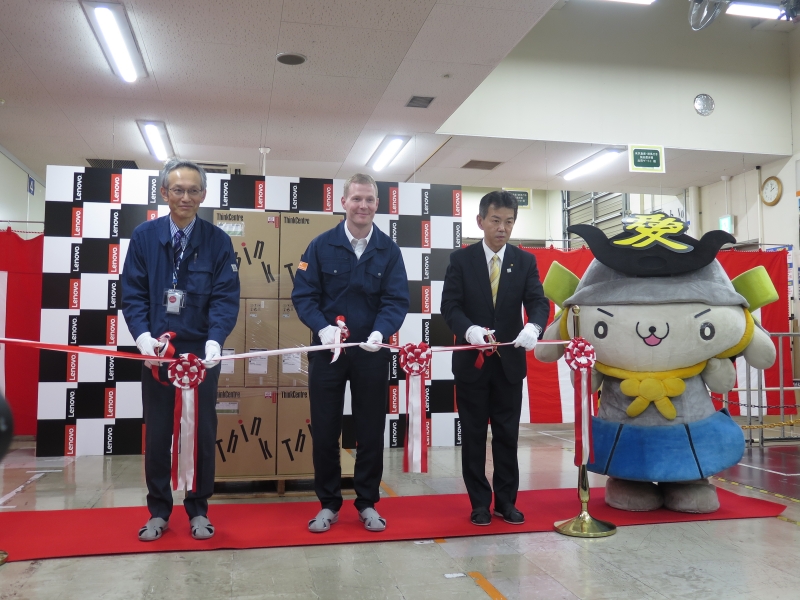 第1号出荷を記念したテープカット。左から米沢事業所 生産事業部長 竹下泰平氏、デビット・ベネット社長、米沢市 企画調整部 部長の我妻秀彰氏