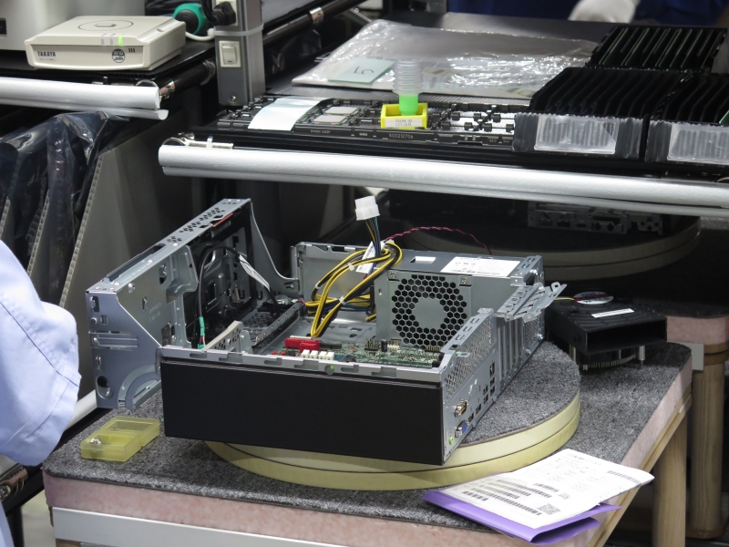 マザーボードをケースに組み入れる過程