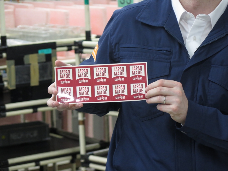 このシールを製品に貼付