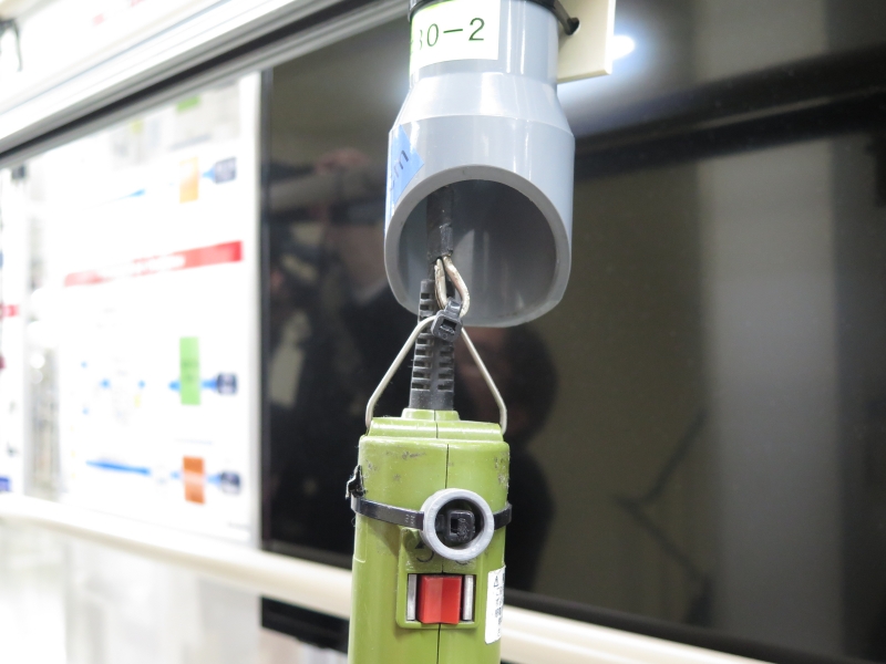 現場からのアイデアの1つ。パイプを斜めにカットすることで、電動ドライバのスイッチを決まった向きに固定できる