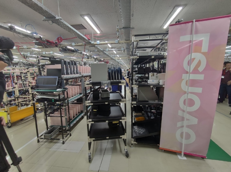 マザーボードをケースに組み入れる過程