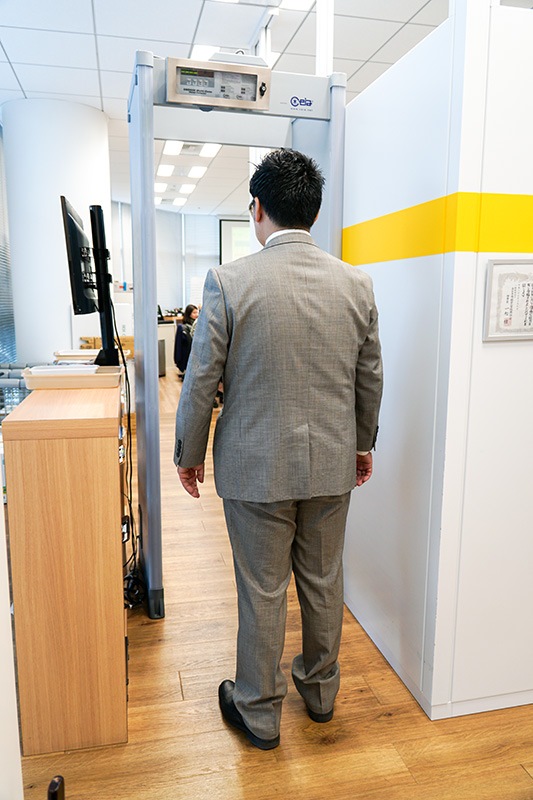 ラボへの入退室には金属探知ゲートでのセキュリティチェックが必須だ