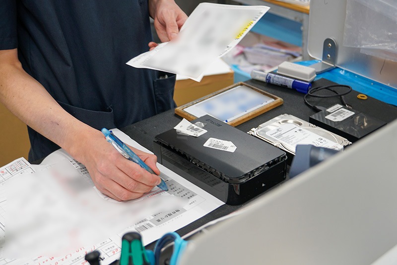 入出庫エリア。バーコードや書類を用いての検品が行われている