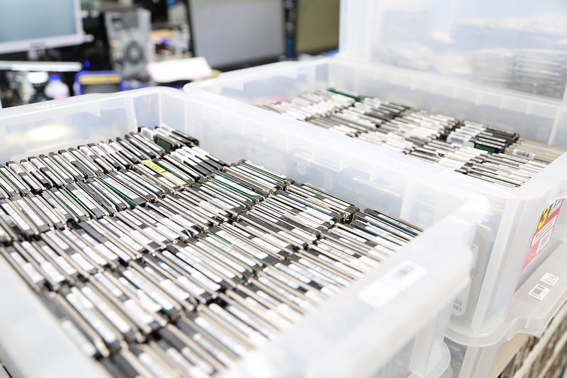 ラボ内には部品交換用のドライブが7,000台以上ストックされている