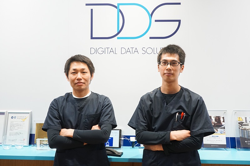 データリカバリー事業部 エンジニアグループ フィジカルチーム長の薄井雅信氏(右)と、同ロジカルチーム長の柳田悟氏(左)