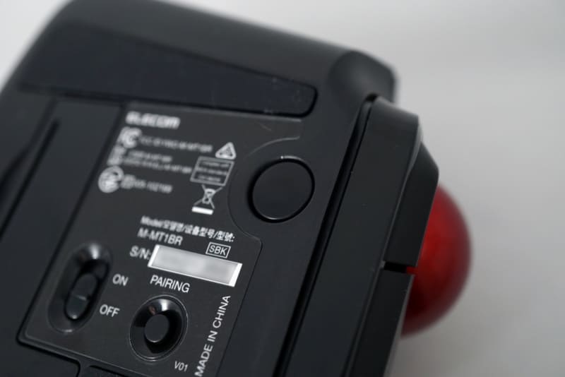 背面にトラックボール取り外し用のボタン