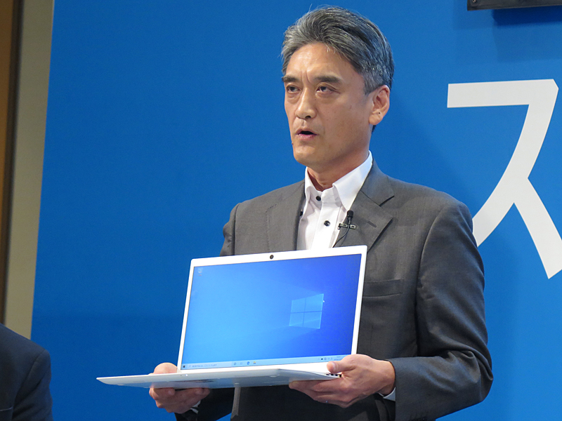 Dynabook株式会社 常務執行役員 生産・調達・営業所管の長嶋忠浩氏は、dynabook Z8をアピール。こちらも15.6型だ