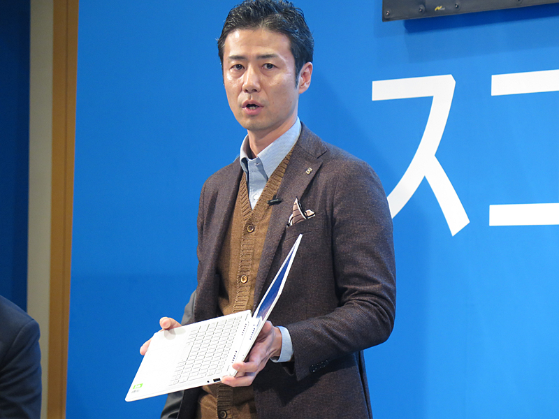 デル株式会社 コンシューマー&ビジネスマーケティング統括本部 本部長の田尻祥一氏は、同社史上初となる1kg切りの「Inspiron 13 7391」を紹介。「文化の違いから、米国企業で1kgを切ることを実現させるのは難しい。本機は単に1kgを切っただけでなく、GeForce MX250も選択可能などが特徴。3Dゲームやグラフィックス処理もこなせる」とした