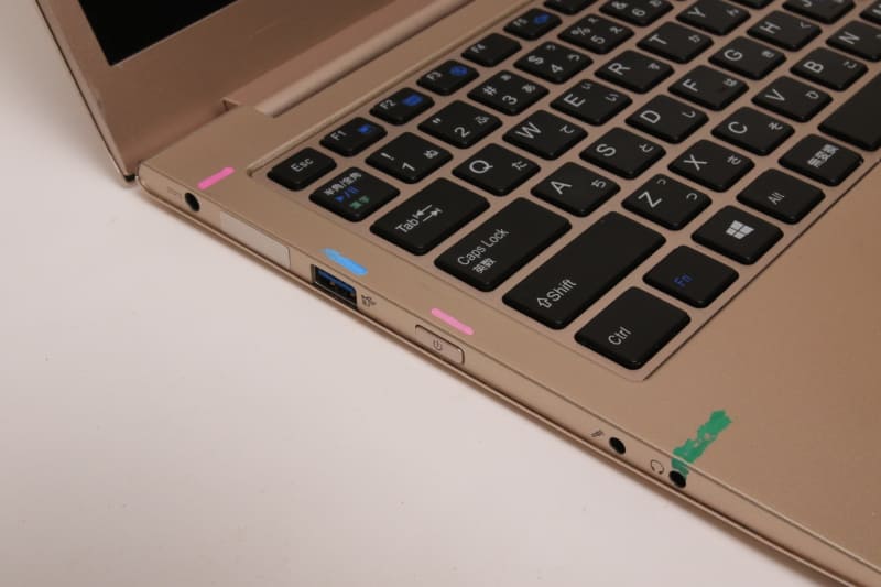 コネクタ類も申し分なし。色塗ってあるのは、正面から見てもコネクタが差し込め込めるように場所を示してるのだ! ジジイみたい……