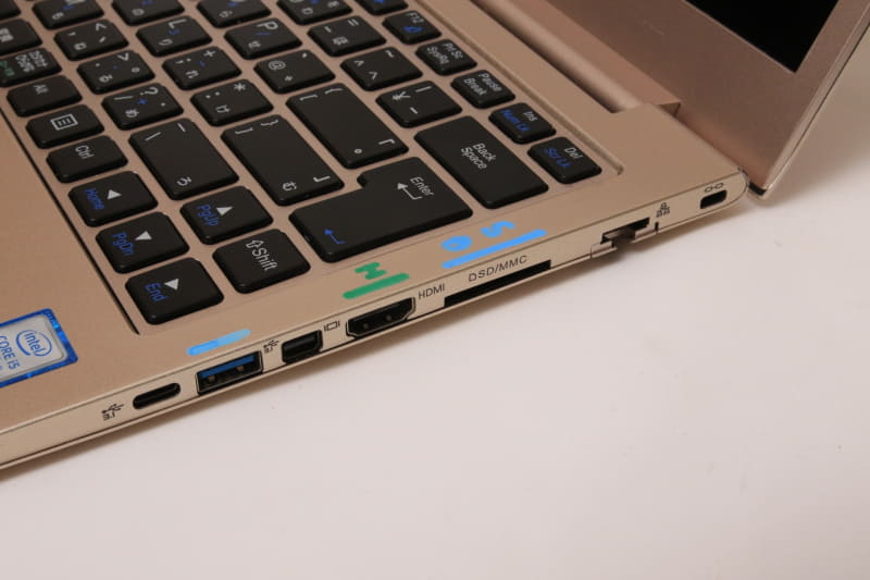 コネクタ類も申し分なし。色塗ってあるのは、正面から見てもコネクタが差し込め込めるように場所を示してるのだ! ジジイみたい……