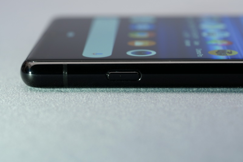 カメラの物理シャッターボタンも用意されている