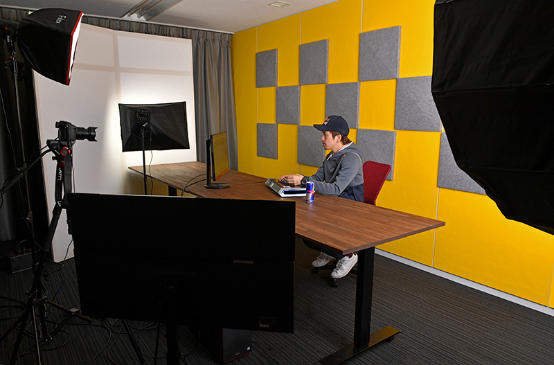 インプレスeスポーツ部が普段定期配信を行なっているスタジオで撮影したので、その照明機材をそのまま利用した