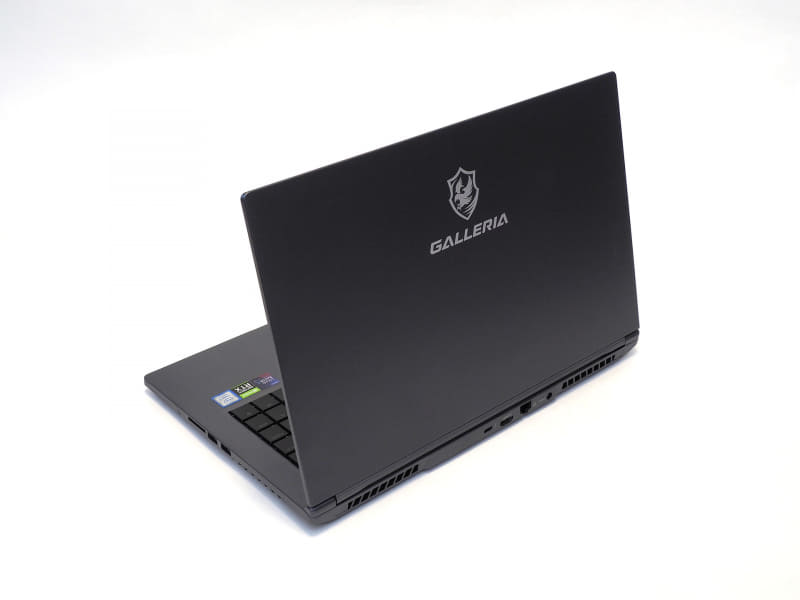 フラットでスリムなデザインは「ゲーミング」の主張はやや薄め。ガンメタリック塗装で落ち着いた雰囲気だ