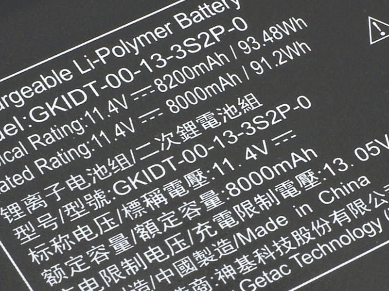 8,200mAh、94Whrのバッテリを搭載し、モバイルでも性能を発揮する