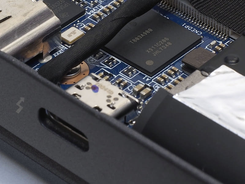 USBのほかに、Thunderbolt 3、HDMI、Wi-Fi 6などのインターフェイスを搭載