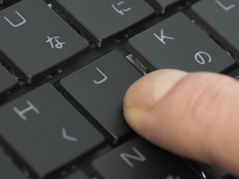 光学式スイッチにバネを用いた構造でメカニカルキーに近いフィーリングと耐久性を実現している。ストロークもノートPCとしては深めの2.8mm程度を確保