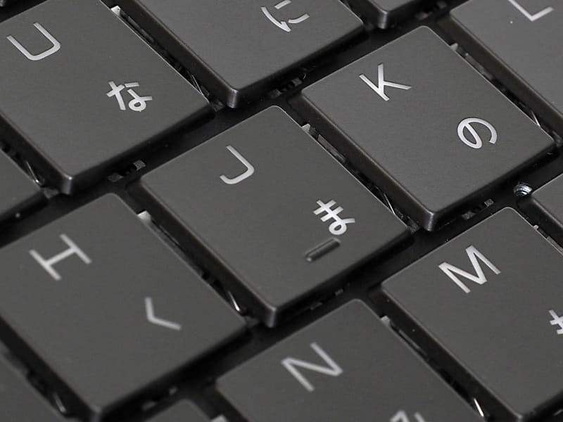 光学式スイッチにバネを用いた構造でメカニカルキーに近いフィーリングと耐久性を実現している。ストロークもノートPCとしては深めの2.8mm程度を確保