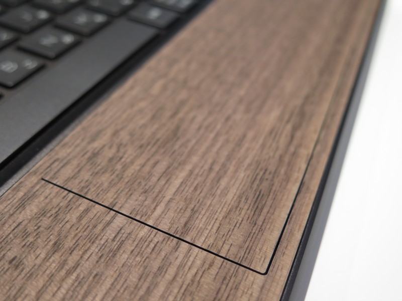 タッチパッド部は切れ込みが入っている