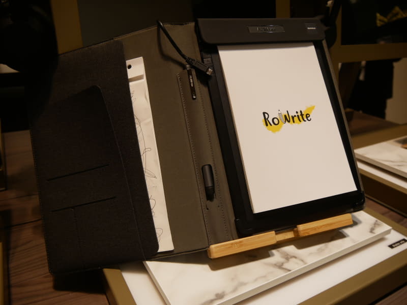 ROYOLEの「RoWrite」はデシタルメモ。専用タッチペンで描いたすべてを、描いた順序で再生できる
