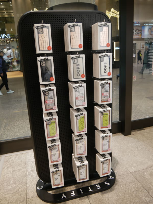 カスタムスマホケースの「CASETiFY」。高い耐久性とともに好きなデザインに名前やイニシャルを入れることができる