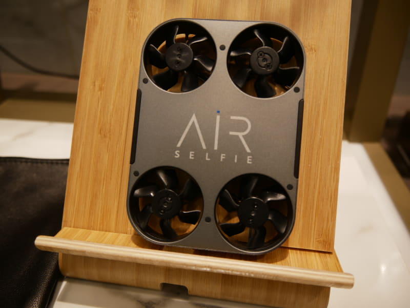 アルミニウムで成形された小型ドローン「Air Selfie Camera」。500万画素の写真解像度と、1080pの高解像度を実現する
