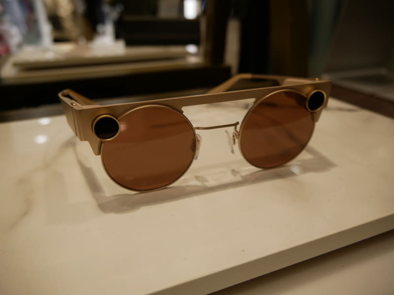 Snapのカメラ付きサングラス「Spectacles3」。3代目となる同モデルは左右にカメラを配置。視線どおりの3D映像を撮影できる