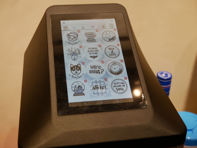 好きなデザインをタッチすればラテアートができ上がる