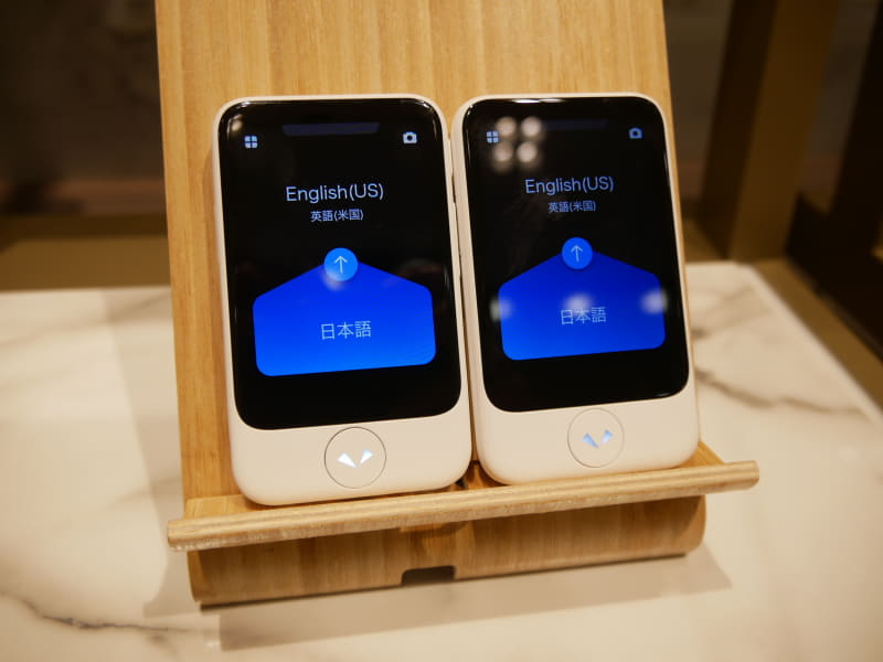 日本からは、ソースネクストのマルチ翻訳機「ポケトーク」の最新モデルを展示