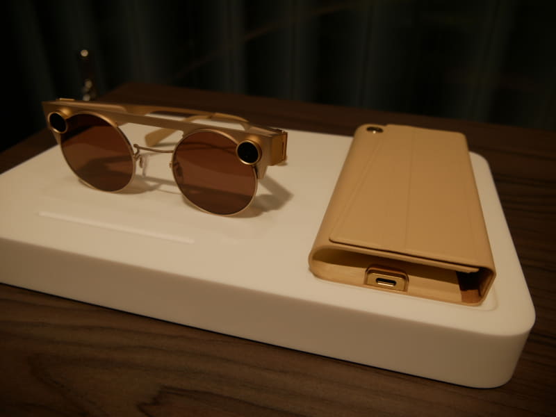 Spectacles3は専用ケースで充電が可能だ
