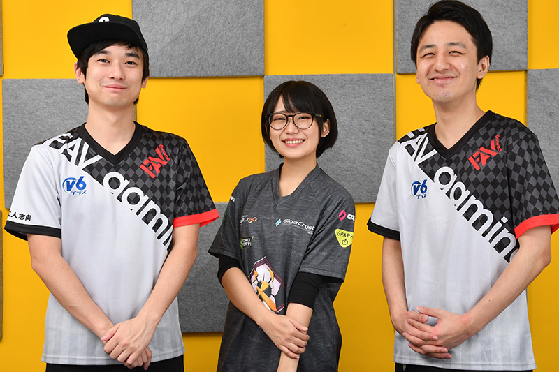 FAV gamingのOdeNMiso氏(左)、同ChloroForM氏(左)、父の背中のはつめ氏(中央)