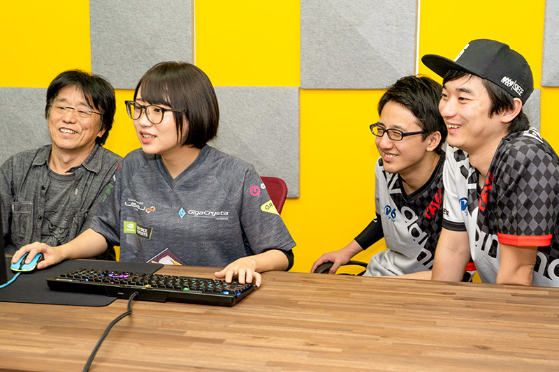 カメラマンの若林氏(左)にPhotoshop講座を開いてもらった。代表してはつめさんに操作してもらった