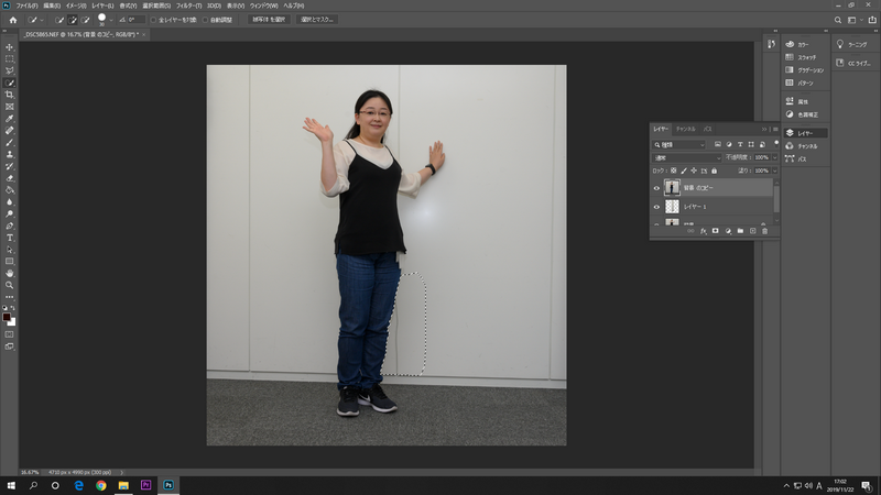 体全体も「ゆがみ」ツールで細くできる。しかし、足元の壁のラインまで歪んでしまった