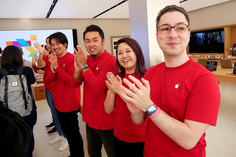 Apple 川崎には、100人を超えるスタッフが働いている